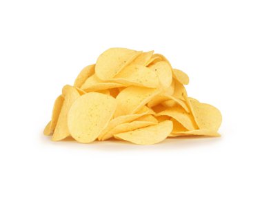 Beyaz arkaplanda patates cipsi