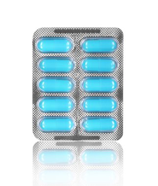 Yansıması ile izole bir blister kutu hap