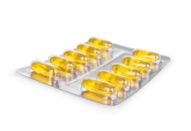 Balık yağı kapsül içinde beyaz bir arka plan üzerinde izole paket