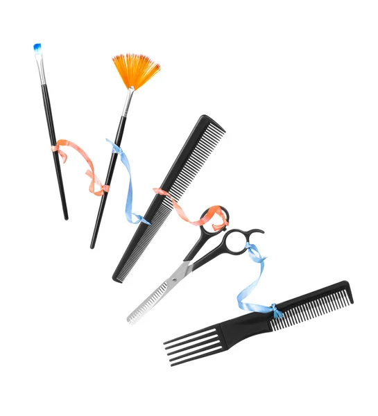 Coiffeur professionnel et outils de maquillage isolés sur blanc — Photo