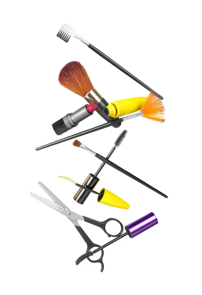 Coiffeur professionnel et outils de maquillage isolés sur bac blanc — Photo