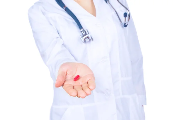 Close up van vrouwelijke arts rode pil houden — Stockfoto
