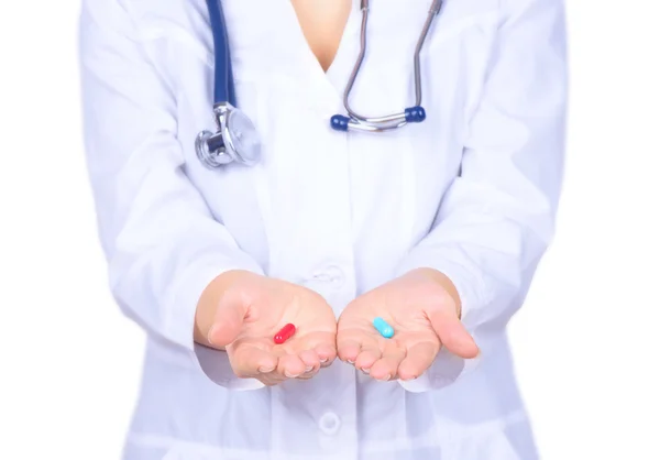 Manos del doctor sosteniendo dos pastillas — Foto de Stock