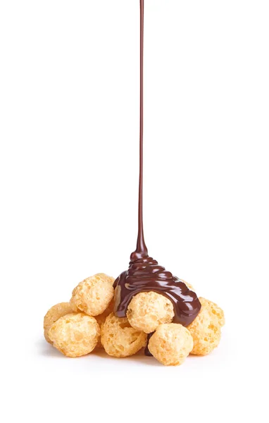Крупним планом шоколадний сироп на кукурудзяних кульках на білому фоні — стокове фото