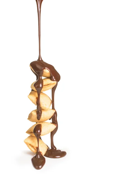 Kekse gießen Strom von Schokolade auf weißem Hintergrund — Stockfoto