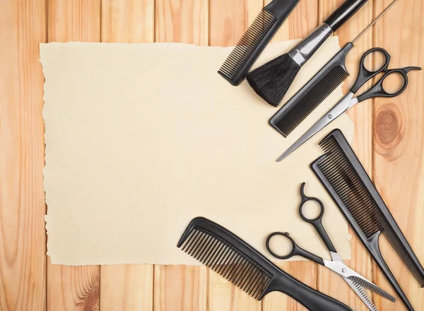 Профессиональные инструменты парикмахера на столе крупным планом — стоковое фото