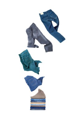 Beyaz arka plan üzerinde izole bir yığın üzerinde kot sinekler