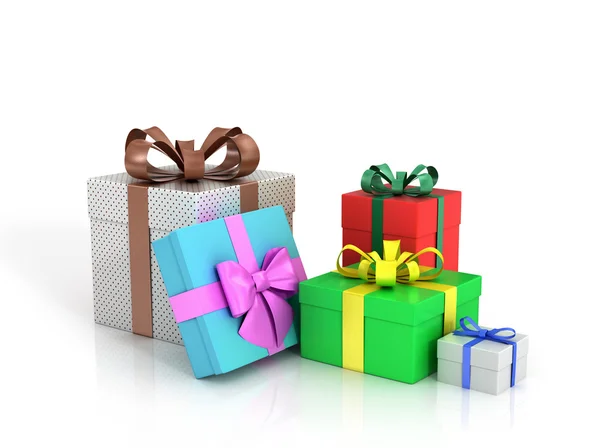 Farbige Papierschachteln mit Geschenken auf weißem Hintergrund. — Stockfoto