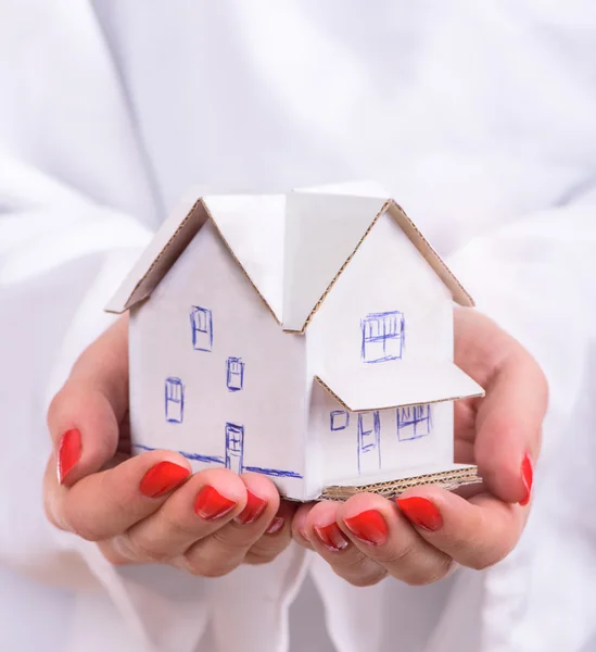 Concept van zoete huis van de droom. Vrouw houdt huis van papier in h — Stockfoto