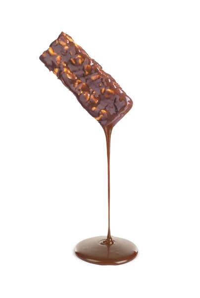 Schokoladenstrom fließt von Schokoladenbonbons isoliert auf Weiß — Stockfoto