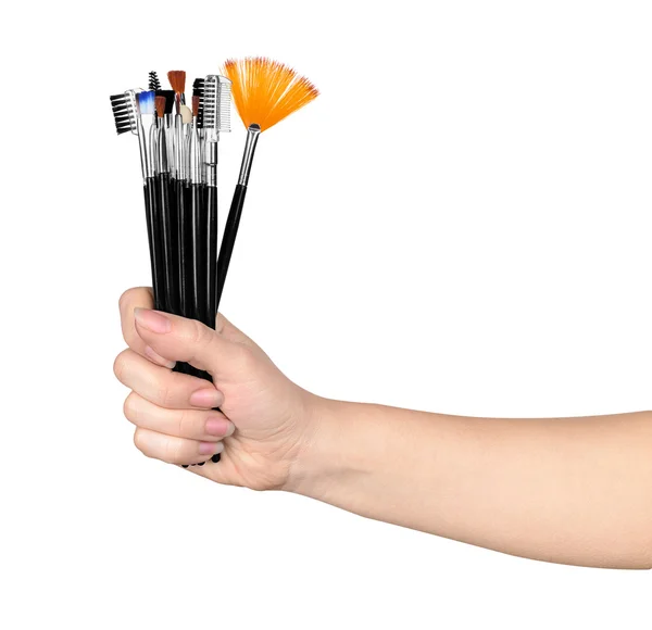 Beyaz izole bir profesyonel makyaj fırçaları el tutar — Stok fotoğraf
