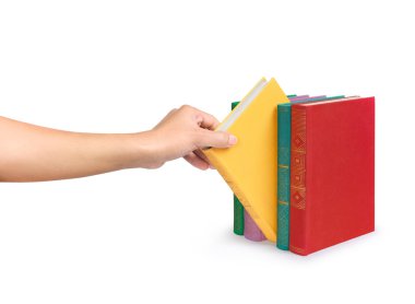 bir el vintage kitap parlak yığından bir kitap alır