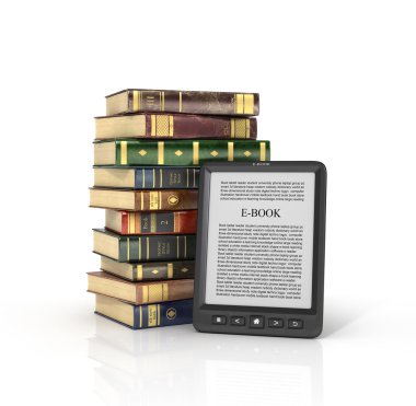 Beyaz bir arka plan üzerinde kitap yığını ile E-kitap okuyucu.