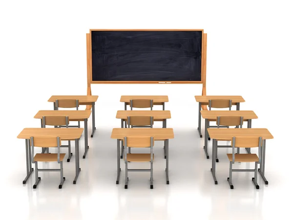 Salle de classe vide avec bureaux en bois et tableau noir — Photo