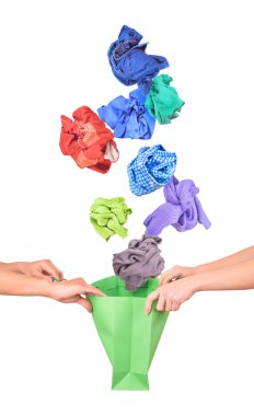 Giyim alışveriş çantası üzerinde beyaz izole düşüyor