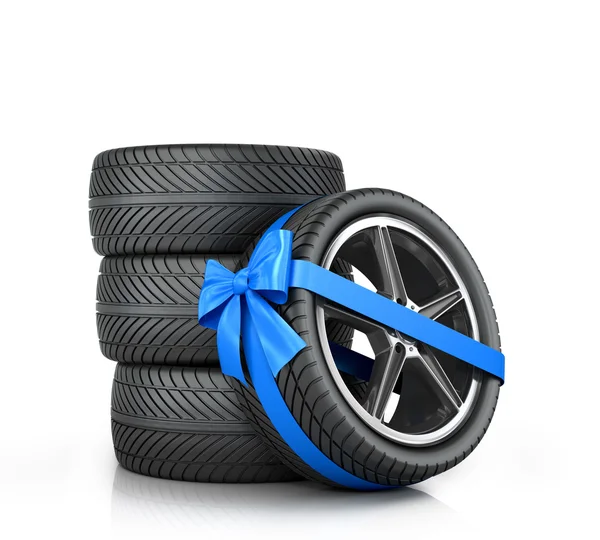 Rueda de coche envuelta en una cinta azul y arco sobre un fondo blanco —  Fotos de Stock