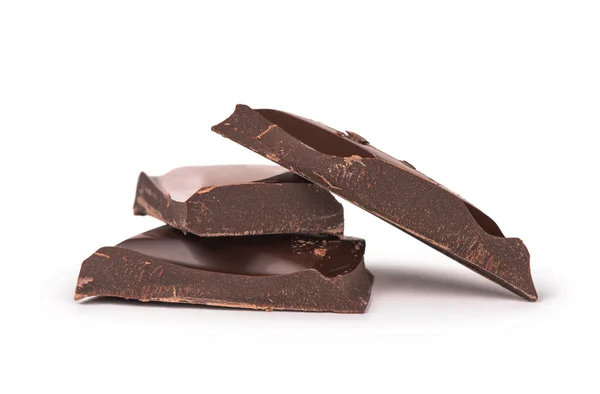 Pila de piezas de chocolate negro aisladas sobre fondo blanco — Foto de Stock