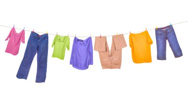 İzole üzerinde beyaz arka plan asılı elbiseleri