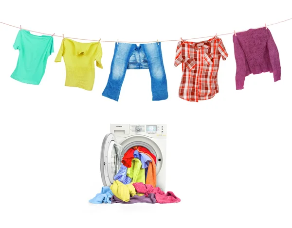 Gros plan d'une machine à laver chargée de vêtements et de vêtements — Photo