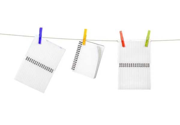 Quaderni su mollette su sfondo bianco — Foto Stock