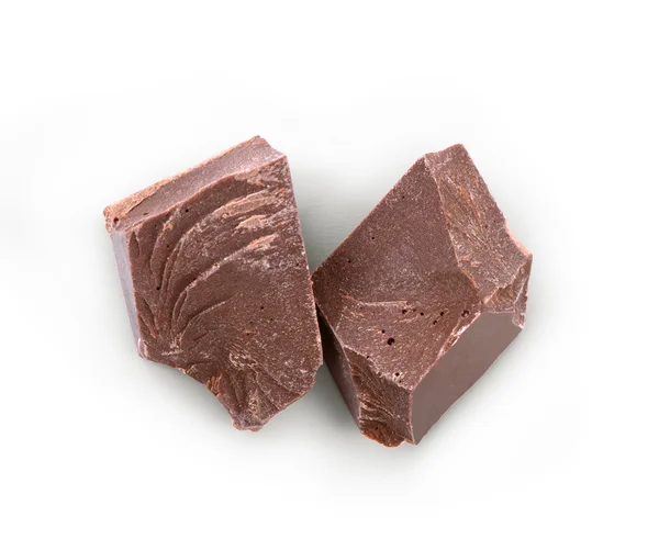 Pedaços de chocolate isolados sobre um fundo branco — Fotografia de Stock