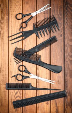 Ahşap masa yakın çekim araçlarda profesyonel Kuaför