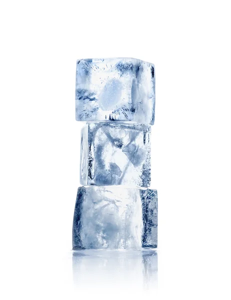 Tre cubetti di ghiaccio su fondo bianco con riflesso — Foto Stock