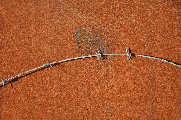 Background rusty metal with wire barb — Stock Photo, Image