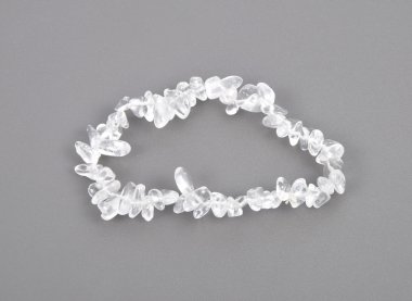 Kıymık rock kristal zinciri gri arka plan üzerinde