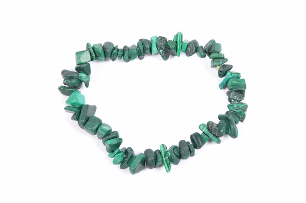 Catena di malachite scheggiata su sfondo bianco — Foto Stock