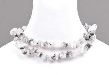 Kıymık Turmalin kuvars zinciri üzerinde büstü