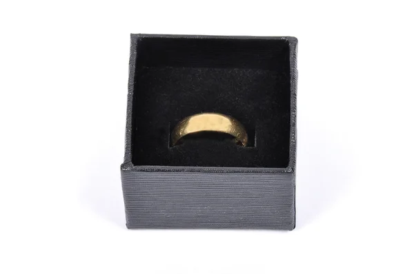 Caixa de jóias com anel de casamento dourado — Fotografia de Stock