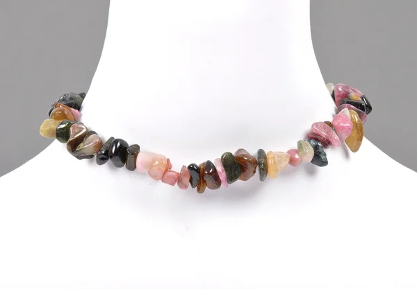 Splintered tourmaline chain on bust — Stock Photo, Image