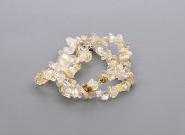 Kıymık Rutil kuvars zinciri gri arka plan üzerinde