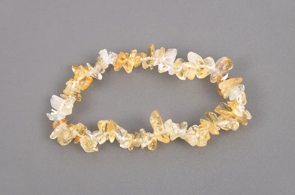 Gri arka plan üzerinde kıymık citrine zinciri