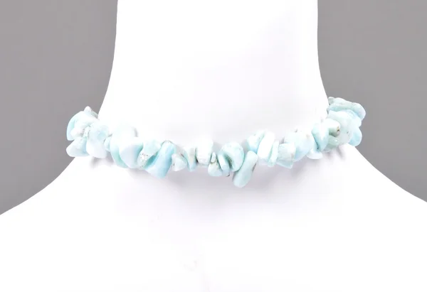 Splintered larimar chain on bust — Stock Photo, Image