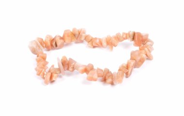 Kıymık ay taşı ve beyaz arka plan üzerinde zinciri