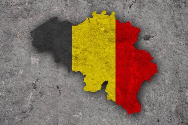 Yıpranmış beton üzerinde Belçika haritası ve bayrağı