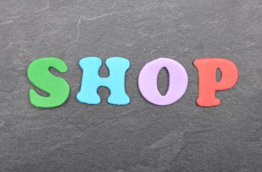 Tahtadaki renkli harflerden bir terim