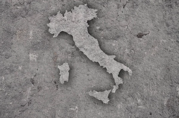 天候のコンクリート上のイタリアの地図 — ストック写真
