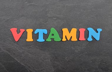 Tahtadaki renkli harflerden bir terim