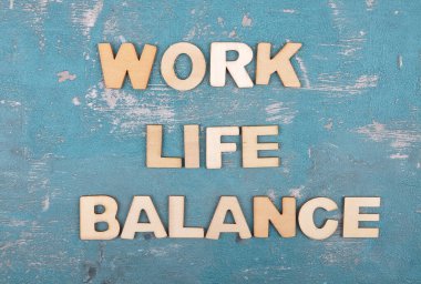 Yıpranmış beton üzerindeki ahşap harflerden bir terim.