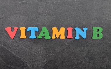 Tahtadaki renkli harflerden bir terim