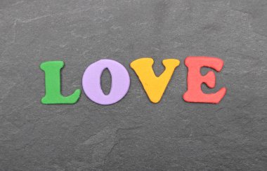 Tahtadaki renkli harflerden bir terim