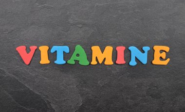 Tahtadaki renkli harflerden bir terim