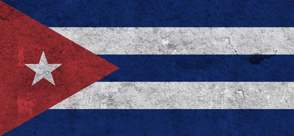 Yıpranmış betonun üzerinde Küba bayrağı