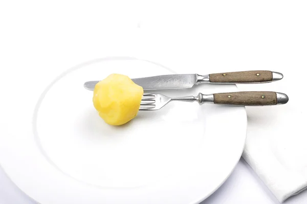 Geschilde aardappelen op tafel — Stockfoto