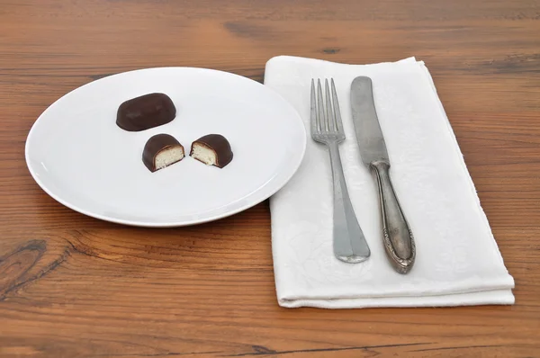 Шоколадні цукерки на тарілці — стокове фото