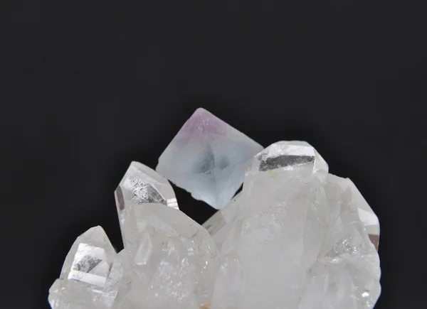 Fluorite sobre cristal de rocha — Fotografia de Stock