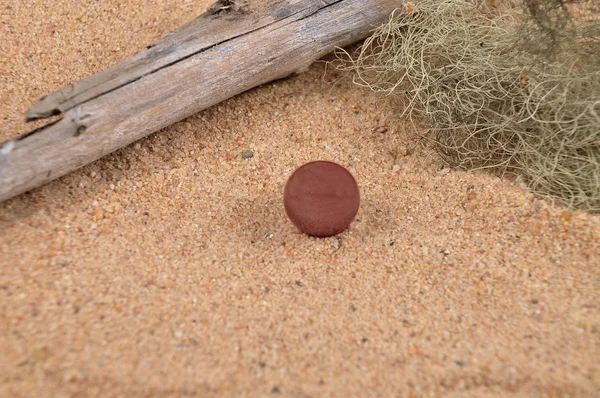 Kleine bal op strand — Stockfoto